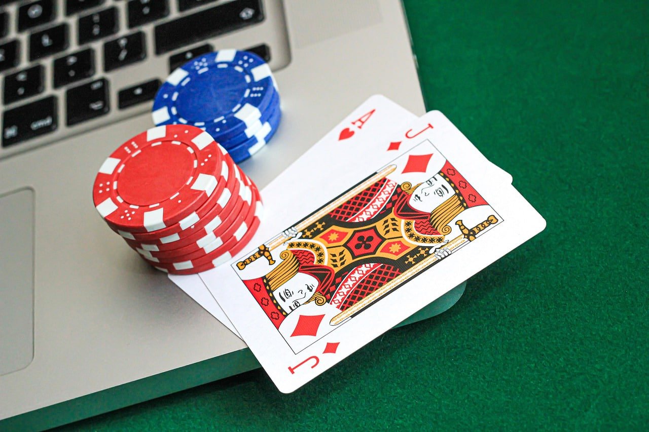 Pengguna Indonesia mengakses halaman promosi togel888 melalui smartphone dengan mudah